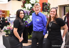 Machteld Wijngaard, John de Wit and Mandy de Jong with the Lisianthus assortment.